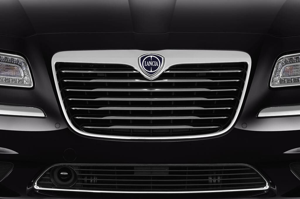Lancia Thema (Baujahr 2011) Platinum 4 Türen Kühlergrill und Scheinwerfer