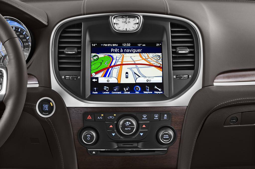 Lancia Thema (Baujahr 2011) Platinum 4 Türen Mittelkonsole