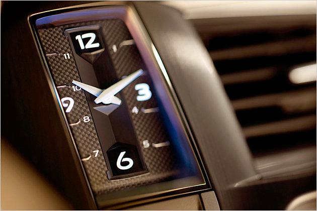 Ab der zweithöchsten Ausstattung "SoChic" dabei: Eine stylische Analoguhr