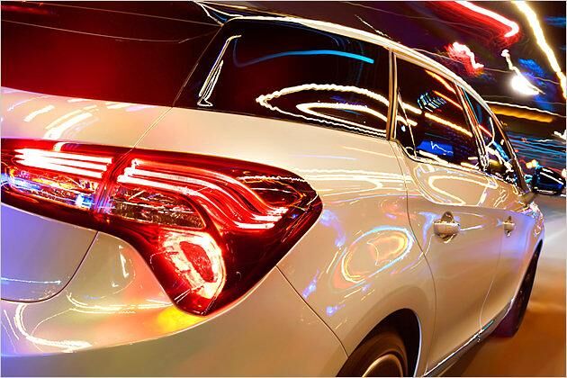 LED-Scheinwerfer erstrahlen vom Heck des DS5