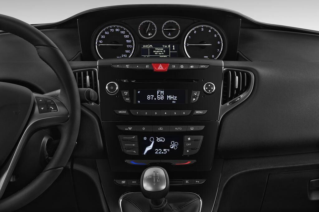 Lancia Ypsilon (Baujahr 2010) Platino 3 Türen Mittelkonsole