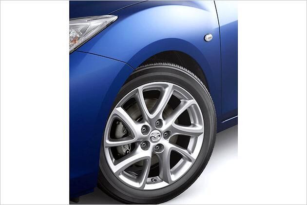 Großaufnahme: Die neuen 17-Zoll-Leichtmetallfelgen im turbinartigen Design