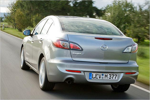 In das Kofferabteil des Stufenheck-Mazdas passen 430 Liter Gepäck