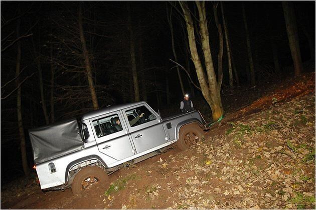 Hier sind die Grenzen erreicht: Schlamm bis zur Radnabe plus steiler Hang. Da hilft nur noch die Winde