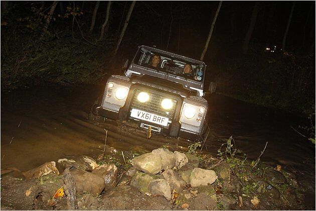 Dank hoch liegendem Lufteinlass an der Seite kamen alle Defender-Testwagen wieder aus dem Fluss heraus