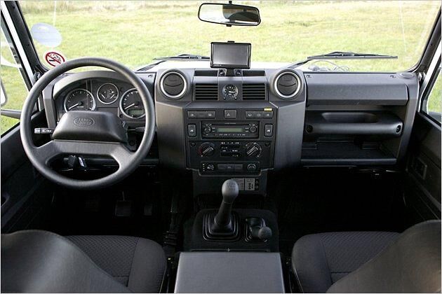 Cockpit: Sehr schlicht, ziemlich dunkel und mit vielen rechten Winkeln