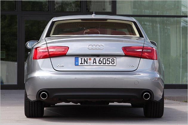 Die Rückleuchten des A6 sind weit in die Mitte gezogen