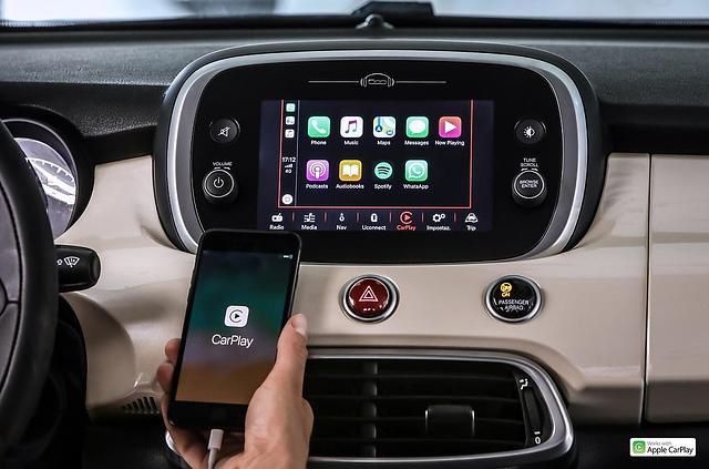 Im Fiat 500X lassen sich nun auch Smartphones einbinden