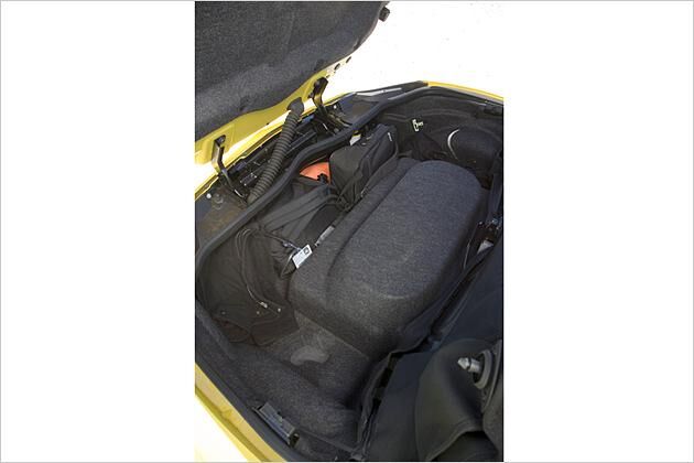 Der Kofferraum fällt roadstertypisch erbärmlich aus, in der Mitte sitzt der Tank