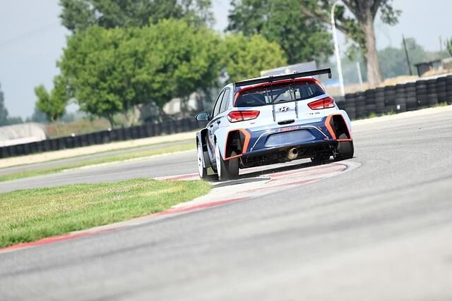 Nur ein kleiner Kat am Heck filtert den Motorsound