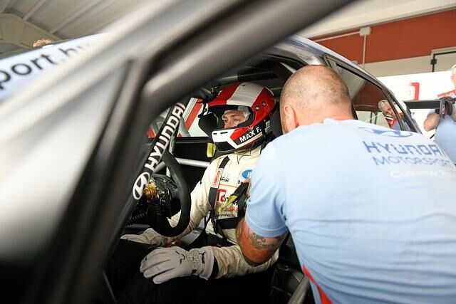 Redakteur Max Friedhoff am Steuer des Hyundai i30 N TCR