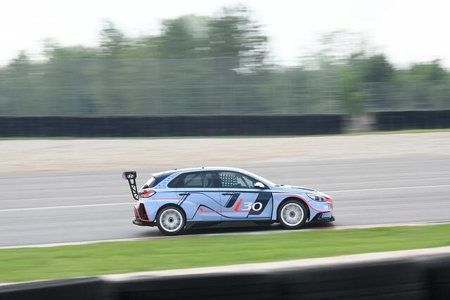 Spoiler und Splitter sorgen für Downforce