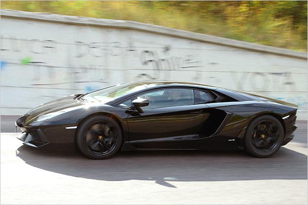 Exzellente Kurvenlage: Der Aventador wankt keinen Millimeter