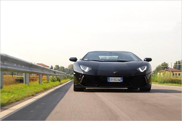 700 PS treiben den Lambo über die Piste