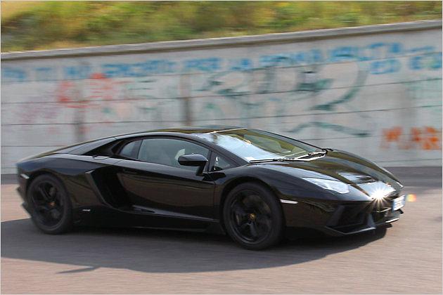 Selten zu sehen: Der Aventador huscht schnell aus dem Blickfeld