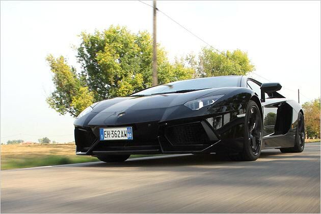 Neben der Einstellung "Strada" lässt sich der Aventador auch noch in den Modi "Sport" und "Corsa" bewegen