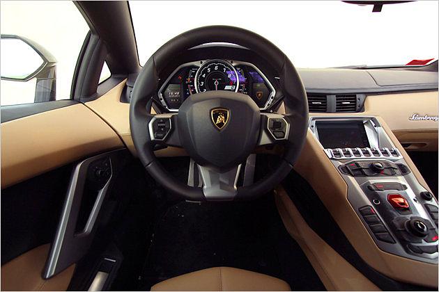 Die Mittelkonsole stemmt sich dem Armaturenbrett entgegen