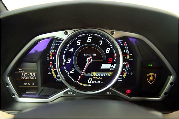 Die Instrumente werden über Bildschirme eingeblendet. Wir sind im Modus "Strada" unterwegs (im Rundinstrument unten rechts)