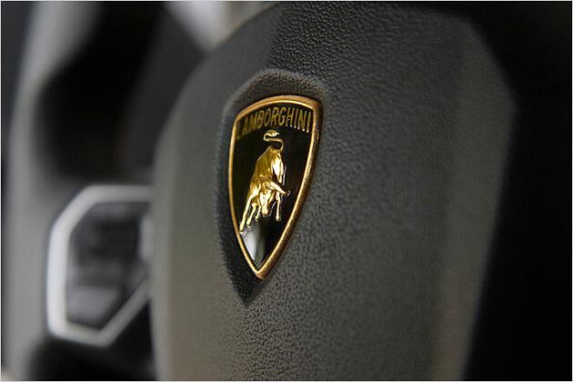 Stolz: Der wilde Lamborghini-Stier prangt im Zentrum des Lenkrads