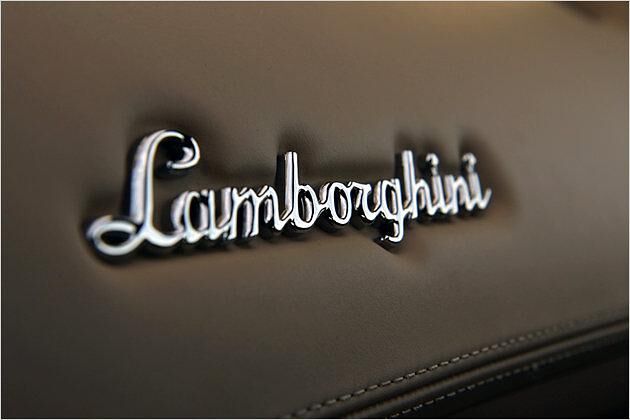 Das "Lamborghini"-Logo strahlt aus dem Leder des Armaturenbretts