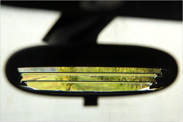 Blick in den Rückspiegel: Die Heckfenster-Öffnung ist knapp geschnitten, die Glasscheiben der Motorabdeckung teilen die Sicht in drei Bereiche