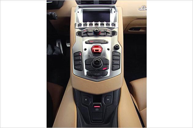 Nimmt den Stil des gesamten Wagens auf: Die Mittelkonsole