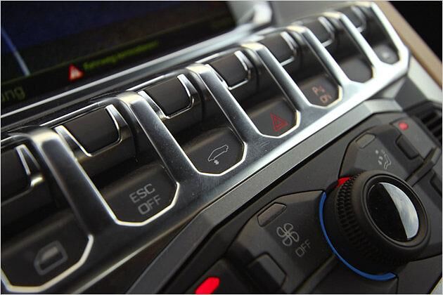 Dritter Schalter von links: Die Hebeanlage für die Vorderachse gehört zum Serienumfang