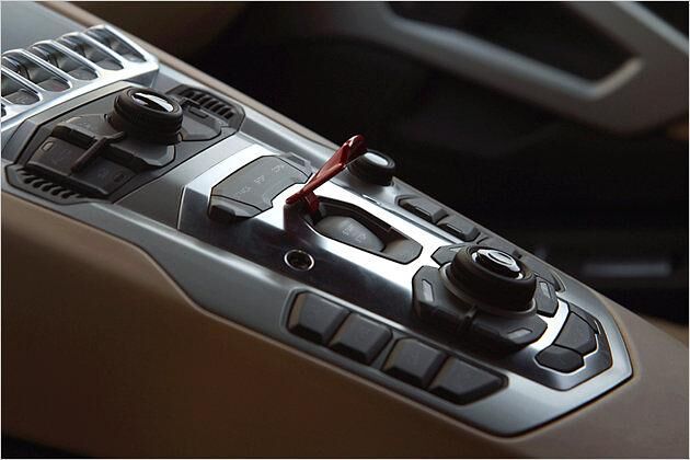 Vorher aufklappen: Der Startknopf sitzt unter einem roten Metalldeckel