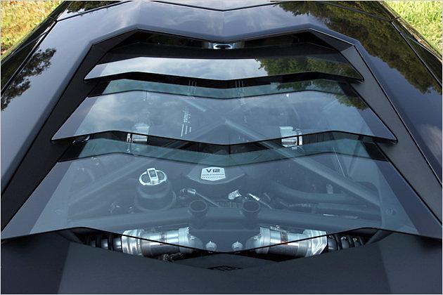 Drei treppenförmig übereinander angeordnete Glasplatten schützen den Motor des Aventador