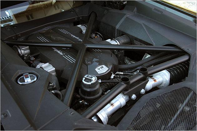Das 700-PS-V12-Triebwerk lauert im Heck des Aventador