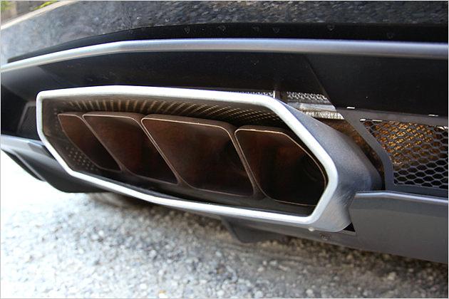 Das gigantische Endrohr-Ensemble aus der Nähe betrachtet