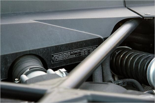 "Manufactured by Automobili Lamborghini SPA" - das Schild im Motorraum verzückt die Fans