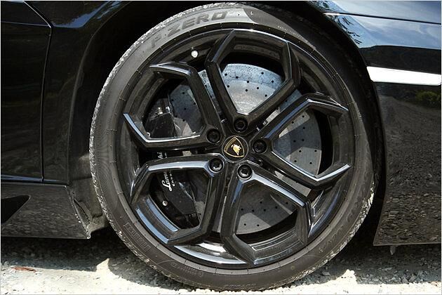 Vorne ist der Aventador mit 19-Zoll-Bereifung unterwegs