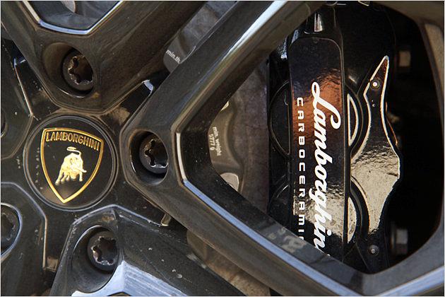 Carbon-Ceramic-Bremsen sorgen bei dem Boliden für eine angemessene Verzögerung