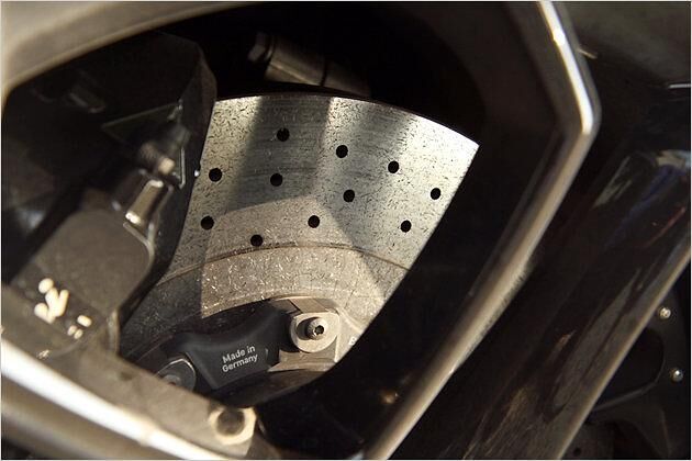 Teile der Bremsanlage des Aventador werden in Deutschland gefertigt