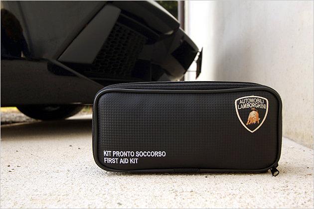 Wenn Erste Hilfe schön ist: Der Verbands-"Kasten" des Aventador wird mit dem Lamborghini-Logo bestickt