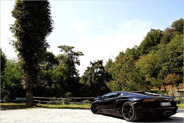 Der Aventador sieht schon im Stand nicht harmlos aus: Tempo 200 erreicht er in 8,9 Sekunden - viele Autos haben dann noch nicht einmal 100 km/h erreicht