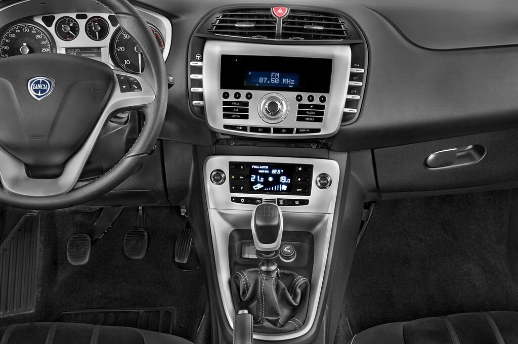 Lancia Delta (Baujahr 2010) Oro 5 Türen Mittelkonsole