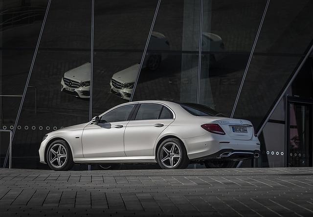 Äußerlich unterscheidet sich der Mercedes E 300 de nicht von seinen konventionellen Brüdern