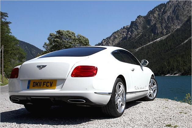 Die abfallende Dachlinie geht nahtlos in die Heckpartie über