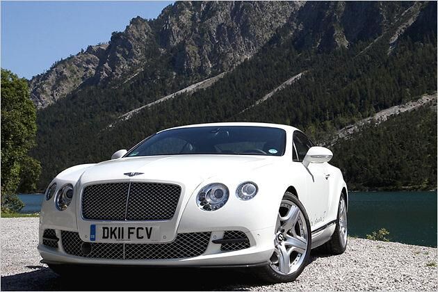 Vorne fallen der Kühlergrill und die Lufteinlässe mit verchromten Gittern auf