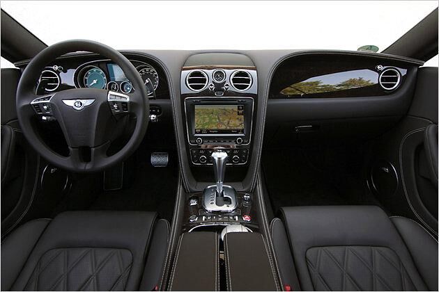 Die Armaturentafel fällt recht wuchtig aus