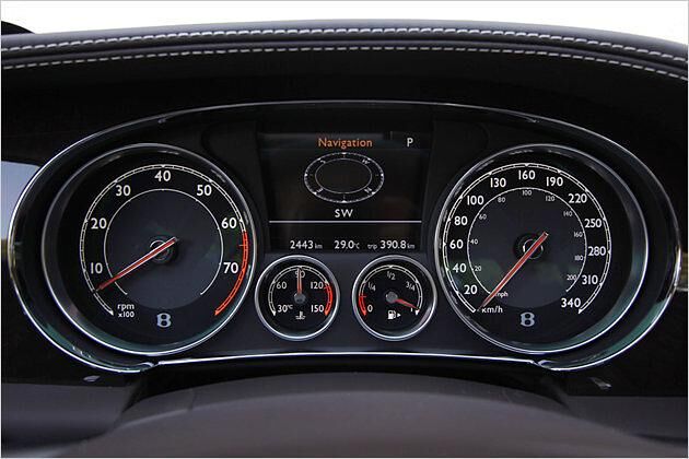 Die Tachoanzeige bis 340 km/h zeigt, dass der Continental GT zum richtigen Renner werden kann