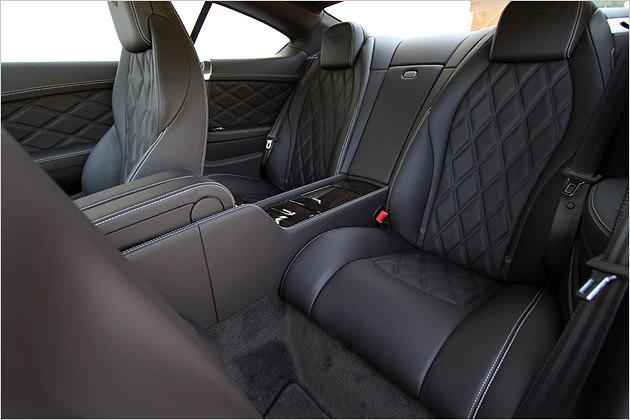 Im Fond geht es etwas beengt zu