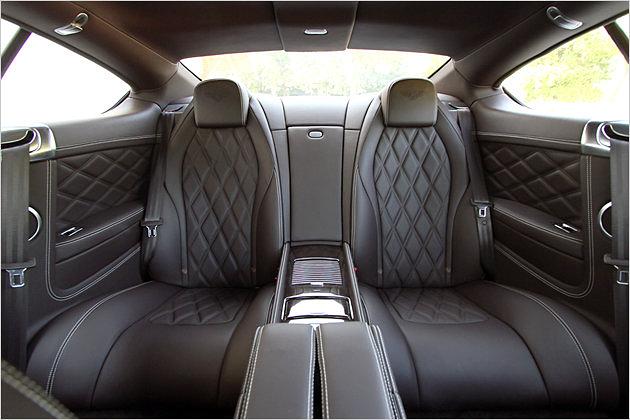 Die hinteren Passagiere nehmen auf Einzelsitzen Platz