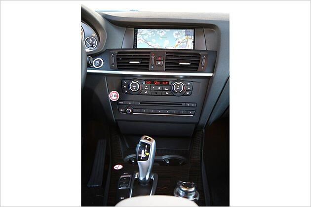 Unten ist der Wählhebel der beim X3 xDrive28i serienmäßigen Achtgang-Automatik zu sehen