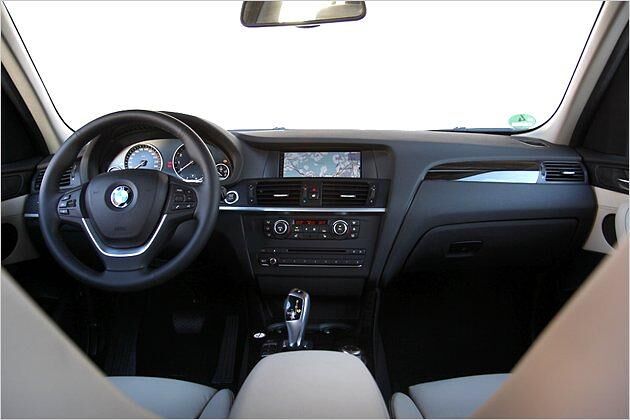 Die Mittelkonsole ist BMW-typisch in Richtung Fahrer geneigt