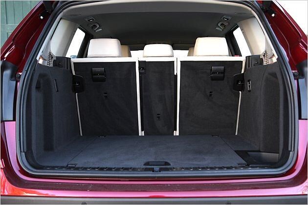 Die Lehne der Rückbank ist dreigeteilt und kann im Verhältnis 40:20:40 vorgeklappt werden