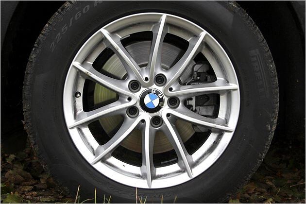 Das Felgen-Design aus dem BMW-Zubehörprogramm nennt sich "V-Speiche 304": Einer der für Winterräder vorgesehenen 17-Zoll-Rundlinge kostet ab 306 Euro