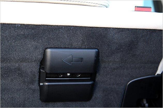 Die beiden großen Teile der Rückbanklehnen können mit diesem Hebel leicht umgeklappt werden